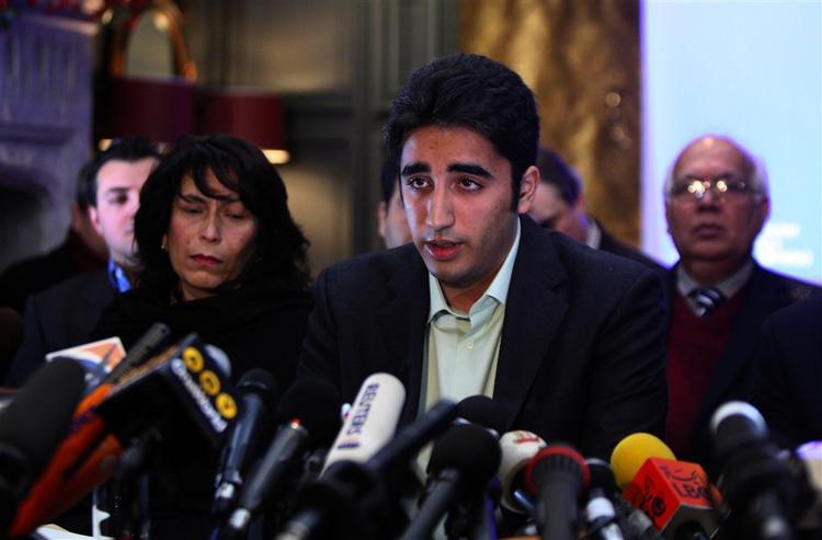 Den unge Bhutto gennemførte i går sit første pressemøde på egen hånd. Han bad blandt andet pressen respektere sit privatliv. 