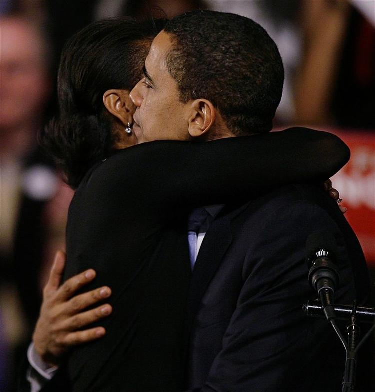 Obama får en krammer af sin hustru Michelle. Også blandt politiken.dk's læsere er der kærlighed til manden, der kan blive USA's første sorte præsident. 