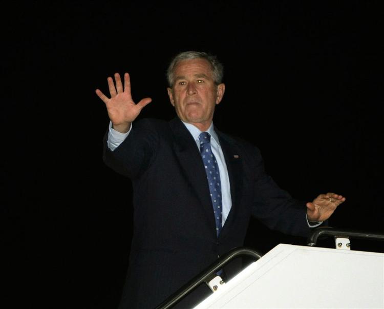 USAs præsident George Bush forlod i går Washington og satte kursen mod Tel Aviv. Han ankom hertil formiddag. 