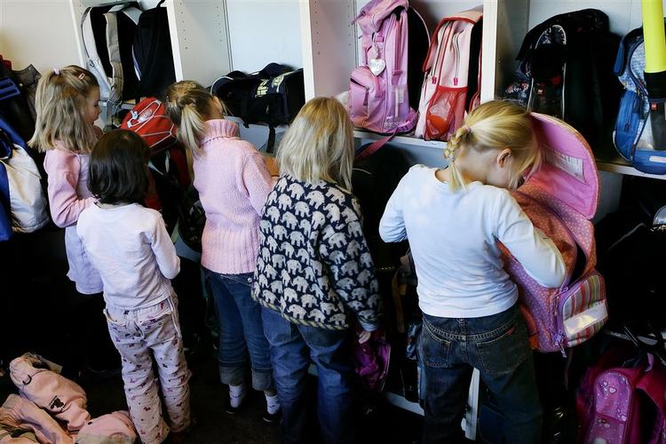 Pigerne fra 0. klasse holder frikvarter på Klostermarksskolen i Roskilde. 