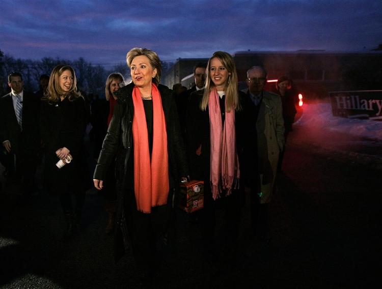 Hillary ankommer til et stemmested i Manchester, New Hampshire, med sin datter, Chelsea, i går. Primærvalget fortsætter i Michigan i næste uge, og her er Hillarys hårdeste modstander ikke Obama, men vælgertrods. 
