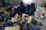 En stor gruppe politifolk var målet for en selvmordsbomber foran en retsbygning i Lahore i Pakistan. 
