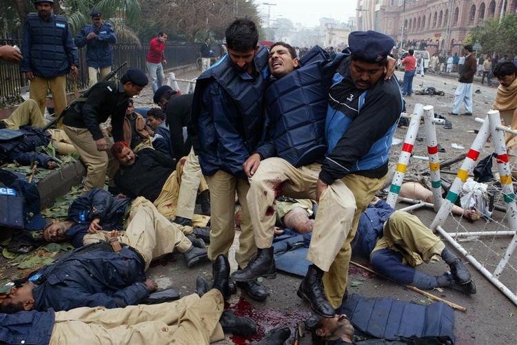 En stor gruppe politifolk var målet for en selvmordsbomber foran en retsbygning i Lahore i Pakistan. 