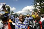 Kvindelige støtter af det kenyanske oppositionsparti den Orange Demokratiske Bevægelse demonstrerer i Nairobi i dag. 