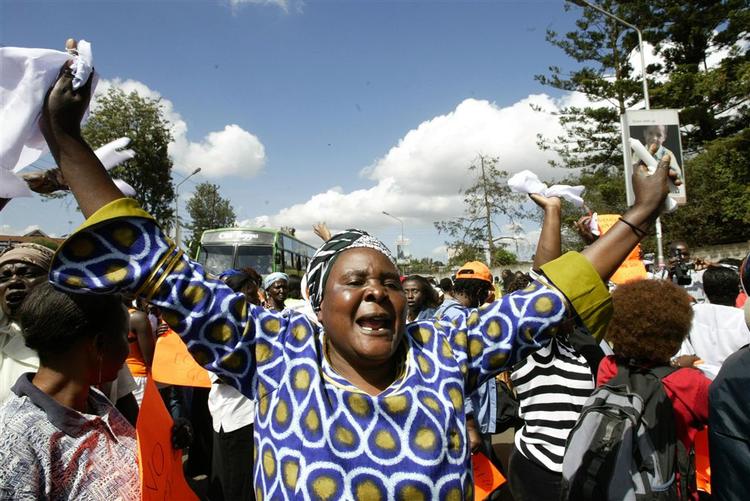 Kvindelige støtter af det kenyanske oppositionsparti den Orange Demokratiske Bevægelse demonstrerer i Nairobi i dag. 