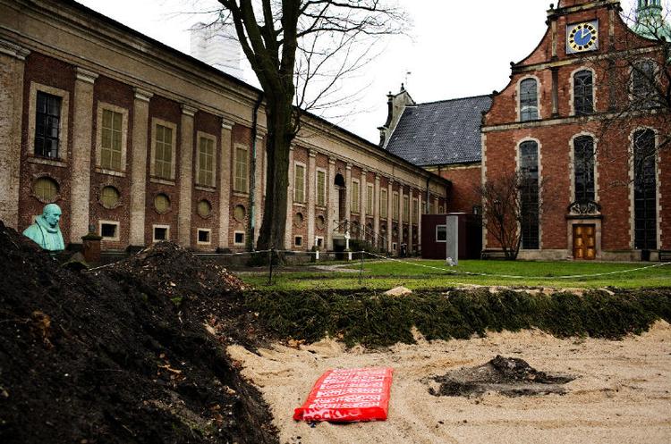 Helligbrøde? I hullet ud mod Havnegade skal der bygges et længehus til menigheden og personalet ved Holmens Kirke. Foto: Miriam Dalsgaard 