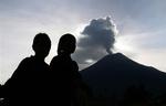 Med sin 2 1/2 kilometer høje askesky kan 'Ild-halsen' ses i stor afstand i det centrale Ecuador. 