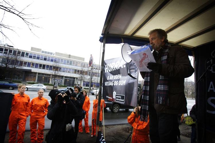 Lars H.U.G læser digte op, som Guantánmofangerne har skrevet, foran den amerikanske ambassade. 