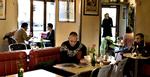 Café Moccador er uhøjtidelig, the american way, og her gider man godt komme tilbage og drikke en kop kaffe til dagens avis. 