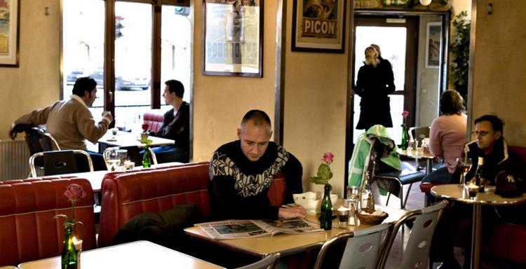 Café Moccador er uhøjtidelig, the american way, og her gider man godt komme tilbage og drikke en kop kaffe til dagens avis. 