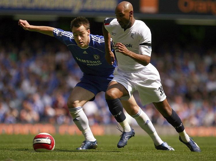 Nicolas Anelka i nærkamp med sin nye holdkammerat og anfører John Terry. 
