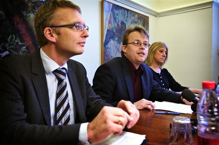 Pressemøde i socialforvaltningen. Fra venstre mod højre ses direktør i forvaltningen Jens Elmelund, socialborgmester Mikkel Warming og ny forstander på Lindebo Lone Foss. 