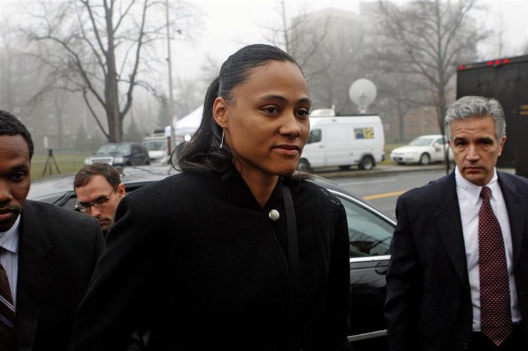 Marion Jones ud for retten i Westchester-amtet i staten New York. 