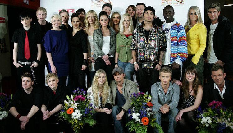 De 16 håbefulde semifinalister til det danske Melodi Grand Prix 2008. Otte af dem deltager i første runde af semifinalen, der bliver skudt i gang lørdag aften kl. 20.00 på DR 1. Foto: Bjarne Bergius Hermansen 