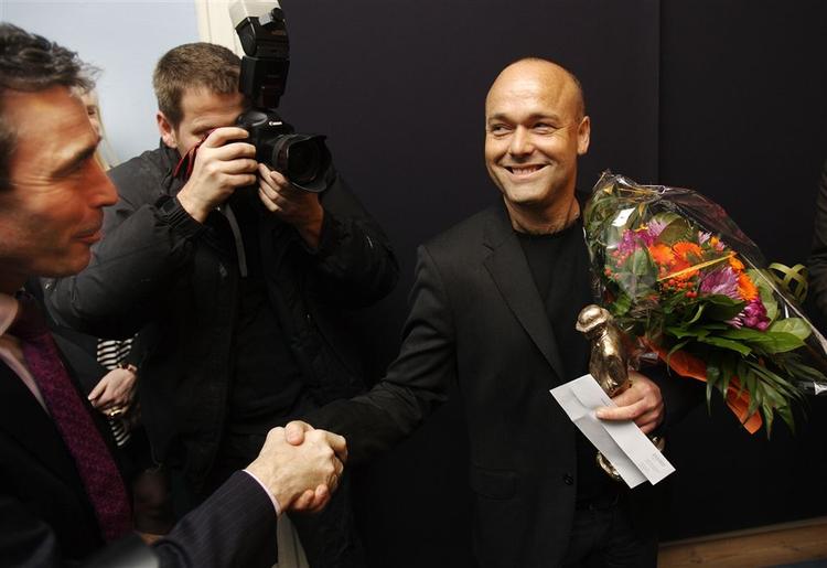 Peter Øvig Knudsen giver hånd til statsministeren. 