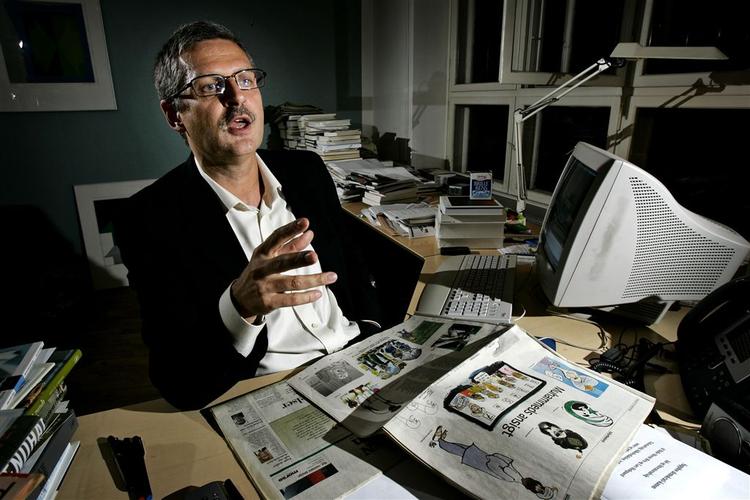 Jyllands-Postens kulturredaktør, Flemming Rose, fastholder, at han ikke bestilte karikaturtegninger af profeten Muhammed. 