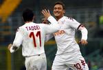 Totti jubler efter at have udlignet for Roma mod Atalanta. 