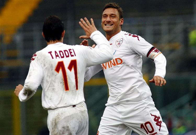 Totti jubler efter at have udlignet for Roma mod Atalanta. 