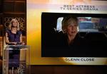 Værten Lara Spencer præsenterer Glenn Close som vinder af Golden Globe-prisen for bedste skuespillerinde for tv-serien 'Damages'. 