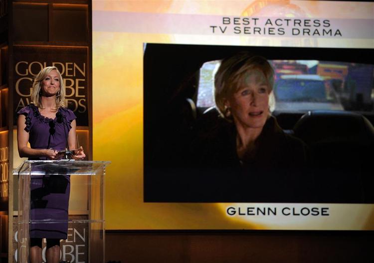 Værten Lara Spencer præsenterer Glenn Close som vinder af Golden Globe-prisen for bedste skuespillerinde for tv-serien 'Damages'. 