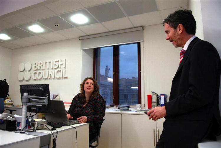 Rusland vil have, at Storbritannien lukker British Councils kontorer i Rusland. Her diskuterer to medarbejdere, James Kennedy og Paula Medovnikov, problematikken på kontoret i Sankt Petersborg. 