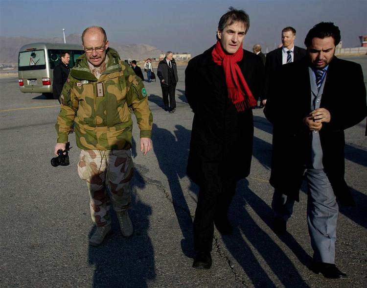 Norges Udenrigsminister Jonas Gahr Støre ankom mandag i Kabuls lufthavn. Hele hans rejserute kunne læses på det norske udenrigsministeriums hjemmeside. Det kritiseres nu, efter hans hotel senere mandag aften blev angrebet. 