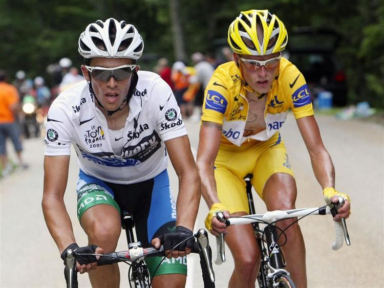 Cykelrytteres blodværdier skal følges tæt. Her er det Alberto Contador og Michael Rasmussen under sidste års Tour de France. 