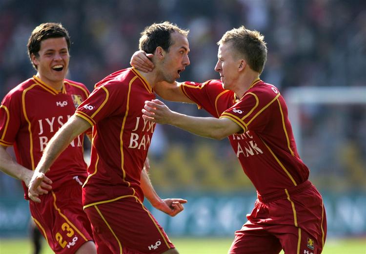 Thomas Lindrup (i midten) stopper med øjeblikkelig virkning i FC Nordsjælland. 