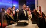 Bush studerer en udgave af Koranen under sit besøg i Riyadh i Saudi-Arabien. 