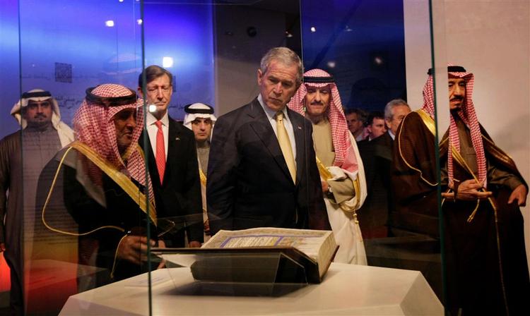 Bush studerer en udgave af Koranen under sit besøg i Riyadh i Saudi-Arabien. 
