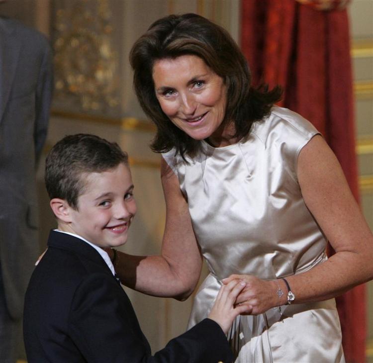 Den franske præsident Nicolas Sarkozys yngste søn, Louis, har modtaget trusler på sin mobiltelefon, der er registreret i hans mors, Cecilia Sarkozys, navn. 