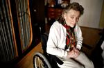 Ursula Lundqvist kan kun gå få skridt med sine tunge benproteser. Mens hun genoptræner og drømmer om en el-scooter, tilbringer hun det meste af tiden i sin kørestol.  Foto: Jonathan Bjerg Møller 