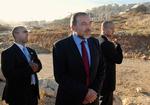 Avigdor Lieberman, her omgivet af livvagter. 
