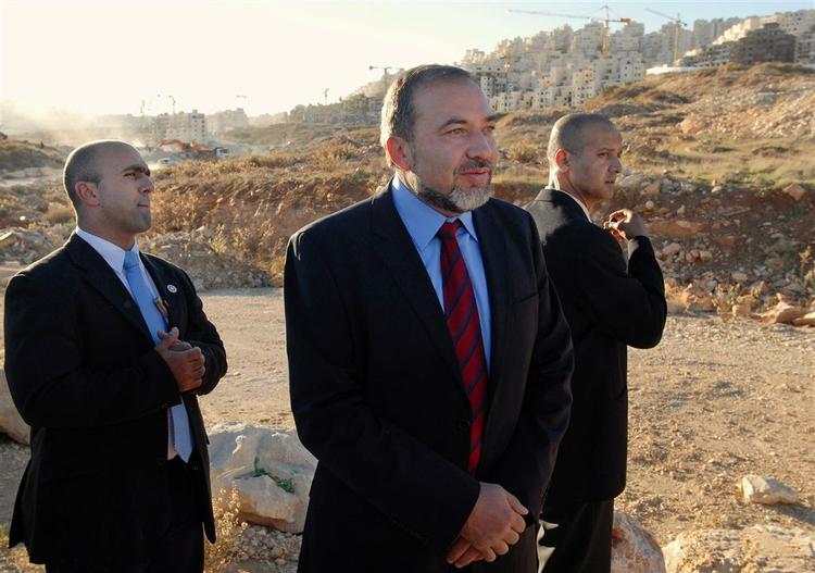 Avigdor Lieberman, her omgivet af livvagter. 