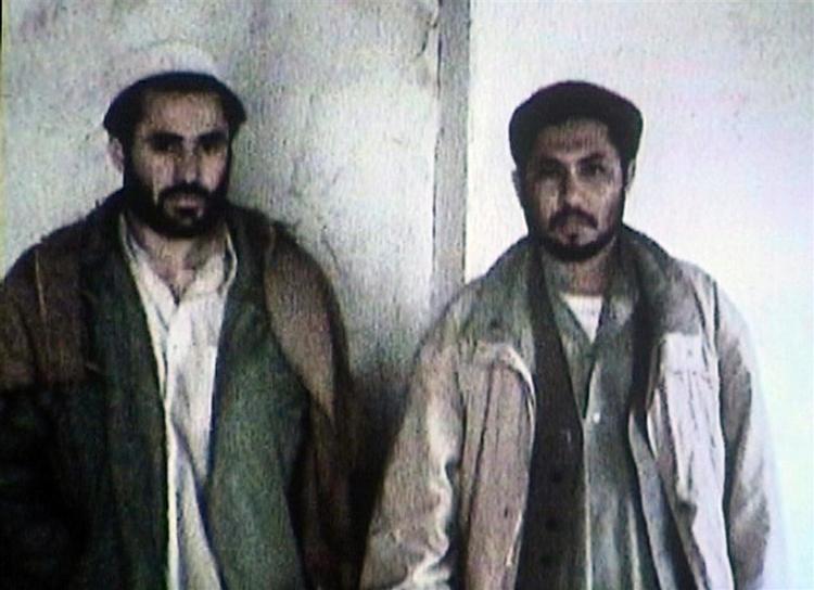 Billedet viser angiveligt to af de fire gerningsmænd, som blev pågrebet efter mandagens angreb på Hotel Serena i Kabul. Billedet er blevet vist frem af chefen for den afghanske sikkerhedstjeneste i går. (AP Photo/APTN) 
