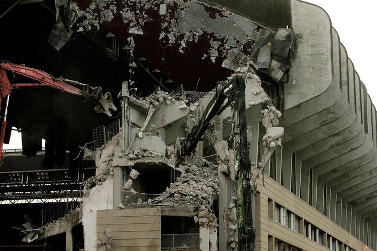 I mere end et halvt århundrede har tilskuerne kunnet følge det danske fodboldlandshold fra den tribune på P.H. Lings Alle, der først var hovedtribunen, men siden 1992 var bag det ene mål. Snart er den 52 år gamle tribune forvandlet til en bunke murbrokker. 