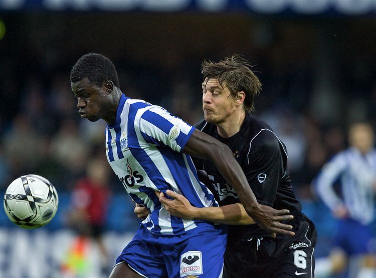 Thomas Helveg (th.) og de øvrige forsvarsspillere i Superligaen er uden tvivl glade for at slippe for den fysisk stærke Njogo Demba-Nyrén i kampene mod Esbjerg. 