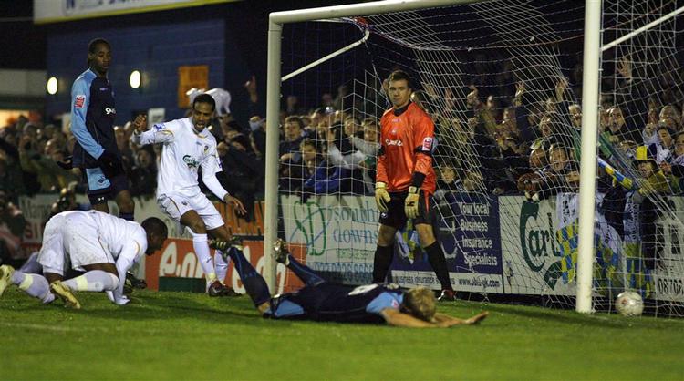 Havant &amp; Waterlooville kom foran 1-0, da Garry Monk (liggende) hårdt presset af Richard Pacquette headede i eget net. 