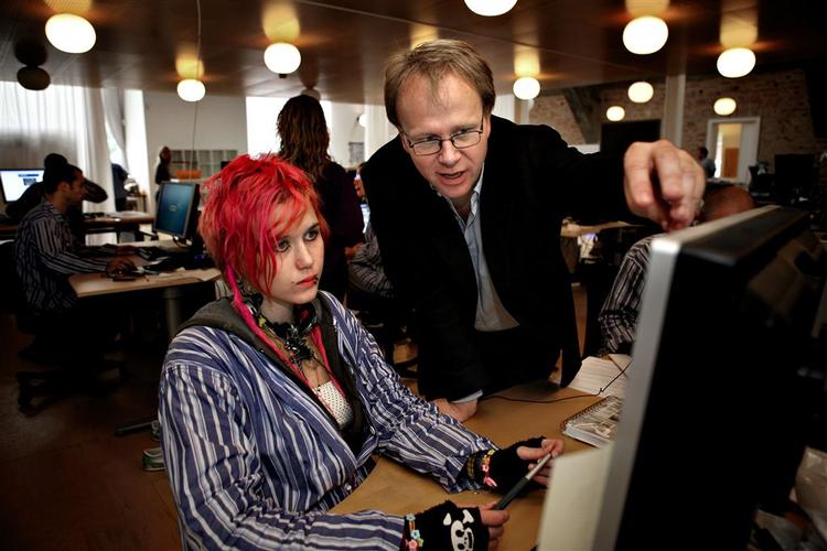 Da Nyhedsavisen blev lanceret, mødte journalisterne op i pyjamas. Nu får de og chefredaktør David Trads ny ejer. 