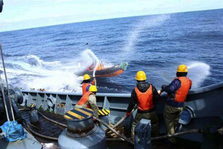 Aktivister fra Sea Shepard beskydes med vand fra det japanske hvalfangerskib. Senere blev to aktivister tilbageholdt om bord på hvalfangerskibet. 