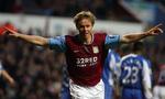 Seks gange jubel efter mål for Aston Villa har været med til at sikre Martin Laursen to år mere i den engelske Premier League-klub. 