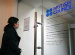 En kvinde kigger på den aflåste dør ved British Councils kontor i Sankt Petersborg. Foreløbig forbliver kontoret lukket. 