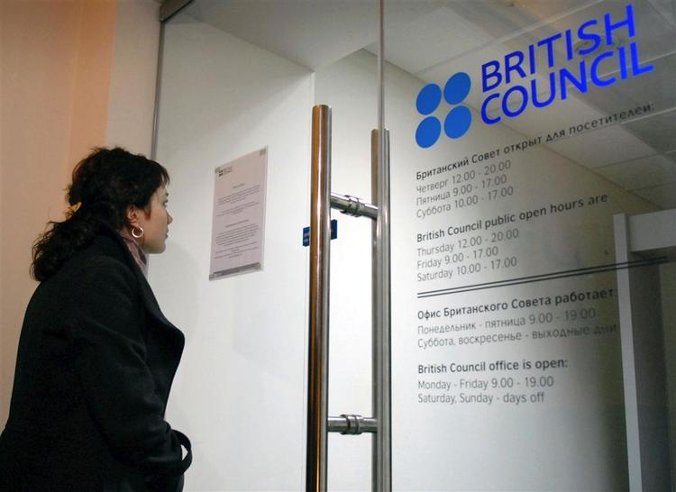 En kvinde kigger på den aflåste dør ved British Councils kontor i Sankt Petersborg. Foreløbig forbliver kontoret lukket. 