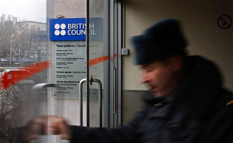 EN russisk politimand forlader British Councils kontor i Moskva. 