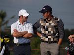 Paul Casey (tv.) er forsvarende mester og Henrik Stenson (th.) på andenpladsen i Abu Dhabi Golf Championship. 