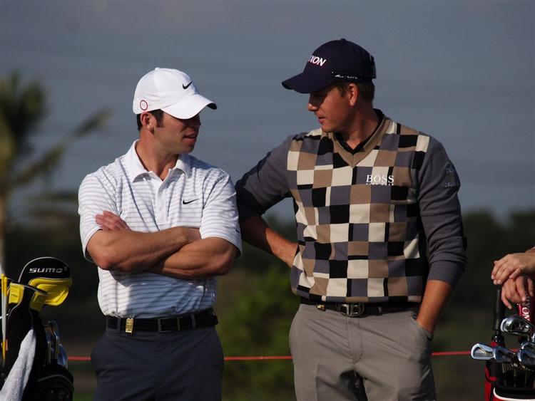 Paul Casey (tv.) er forsvarende mester og Henrik Stenson (th.) på andenpladsen i Abu Dhabi Golf Championship. 
