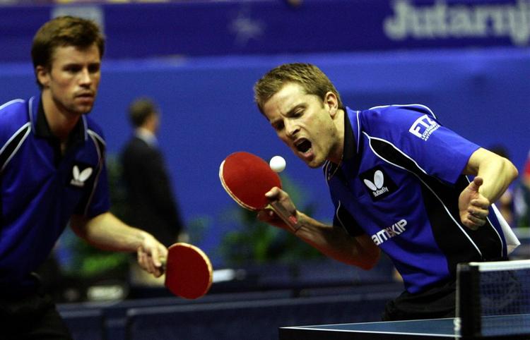 Michael Maze (tv.) spiller senere i aften i 2. runde af Slovenian Open, hvor Funn Tugwell (th.) må nøjes med at kigge med fra tribunen. 