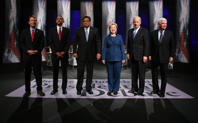 I august udnævner demokraternes officielt deres præsidentkandidat på partiest nationalkonvent. Her ses aspiranterne i en tv-debat tidligt i forløbet. Fra venstre mod højre: John Edwards, Barack Obama, Bill Richardson, Hillary Clinton, Joseph Biden og Christopher Dodd. 