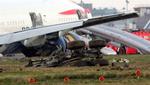 Landingshjul ligger foran det havarerede fly i Heathrow. 