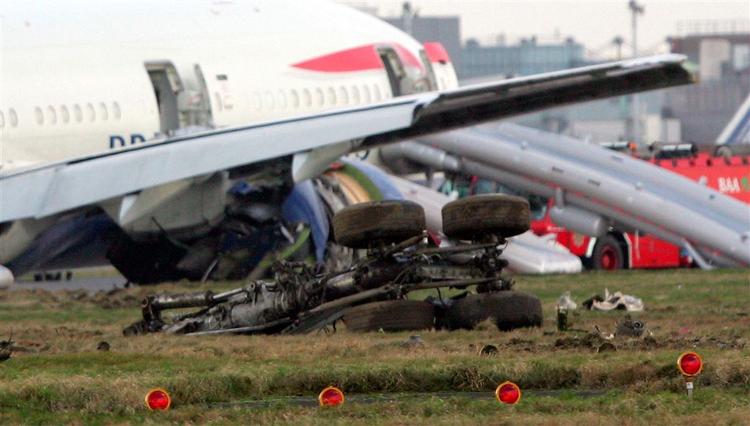 Landingshjul ligger foran det havarerede fly i Heathrow. 